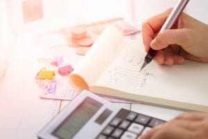 Eliminación del anticipo y aumento salarial, entre las principales medidas en favor de la población